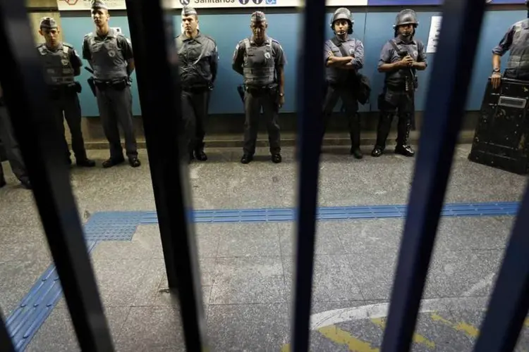 
	Policiais dentro da esta&ccedil;&atilde;o Ana Rosa do Metr&ocirc;:&nbsp;entrada da esta&ccedil;&atilde;o foi bloqueada
 (REUTERS/Damir Sagolj)