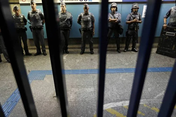 
	Policiais dentro da esta&ccedil;&atilde;o Ana Rosa do Metr&ocirc;:&nbsp;entrada da esta&ccedil;&atilde;o foi bloqueada
 (REUTERS/Damir Sagolj)