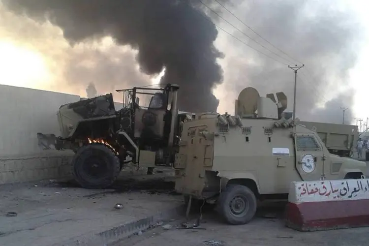 
	Ve&iacute;culos danificados s&atilde;o vistos durante confrontos em Mossul, no norte do Iraque
 (REUTERS/Stringer)