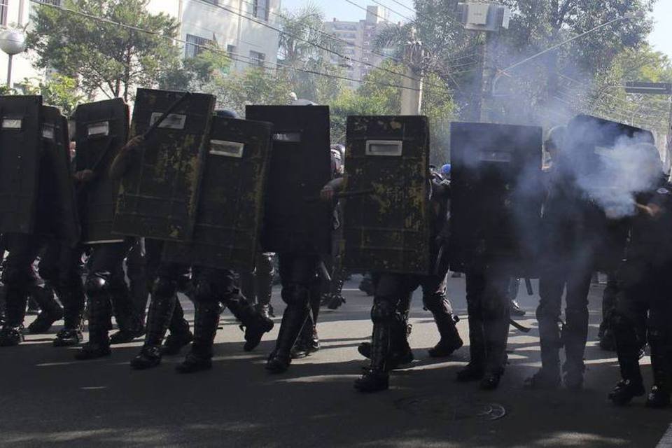 PMs e manifestantes entram em confronto na Zona Leste de SP