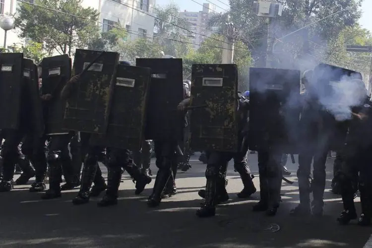 Polícia Militar lança bombas de gás contra manifestantes durante protesto contra Copa (REUTERS/Nacho Doce)