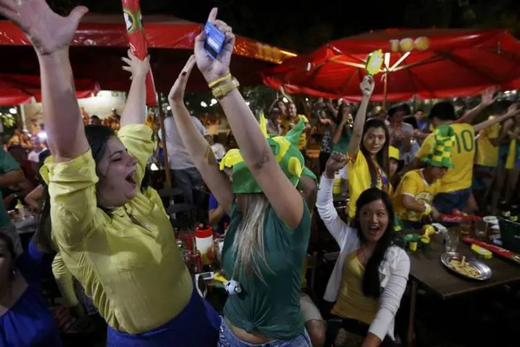 
	Torcedores comemoram vit&oacute;ria do Brasil na Copa do Mundo
 (REUTERS/Maxim Shemetov)