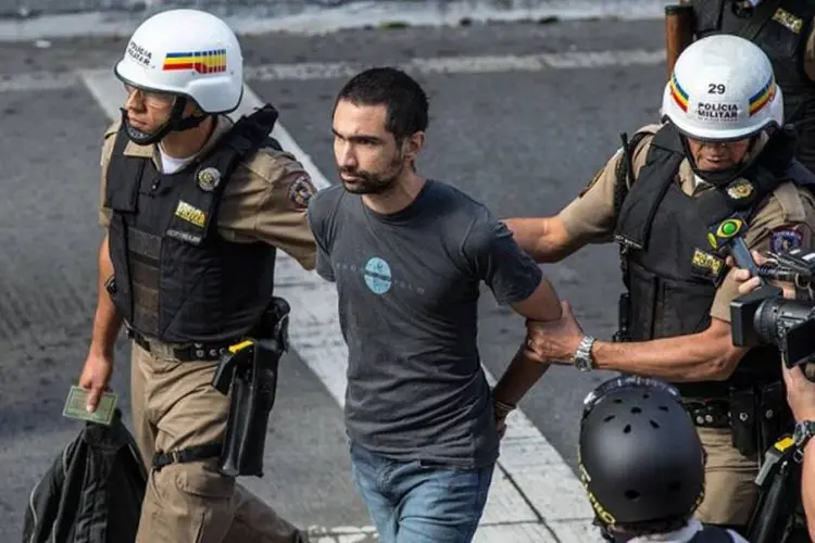 
	Pol&iacute;cia prende manifestante durante protesto contra a Copa do Mundo, em Belo Horizonte: 30 j&aacute; foram presos
 (REUTERS/Nereu Jr)