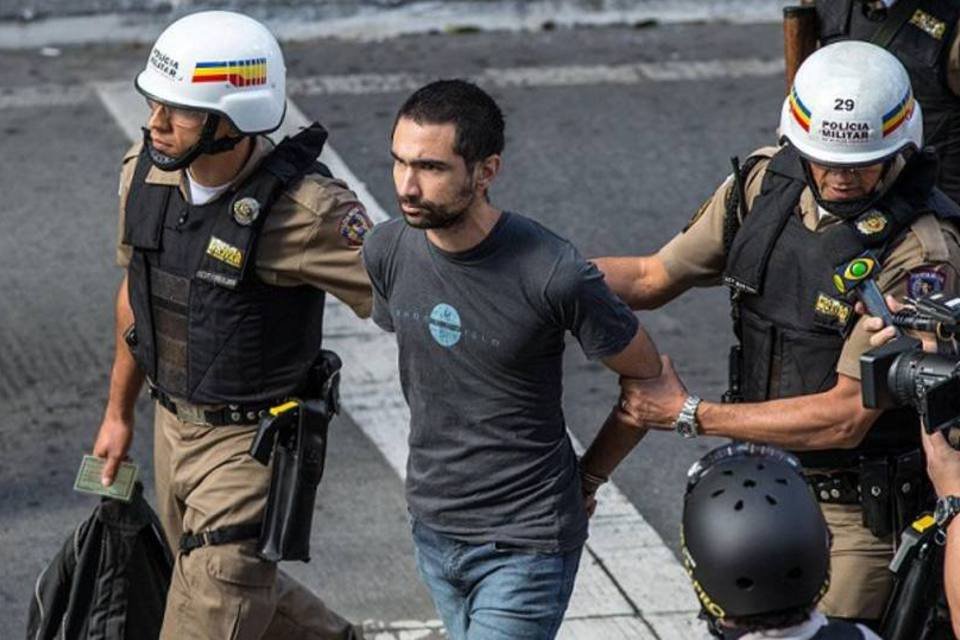 Cerca 200 pessoas protestam contra Copa em Belo Horizonte