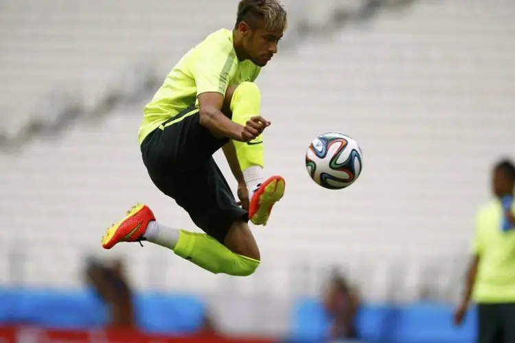 Neymar durante treino da seleção brasileira em Fortaleza (REUTERS/Marcelo Del Pozo)