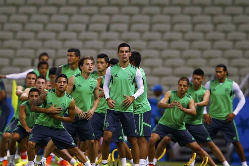 Mexicanos fazem serenata para seleção em hotel de Fortaleza