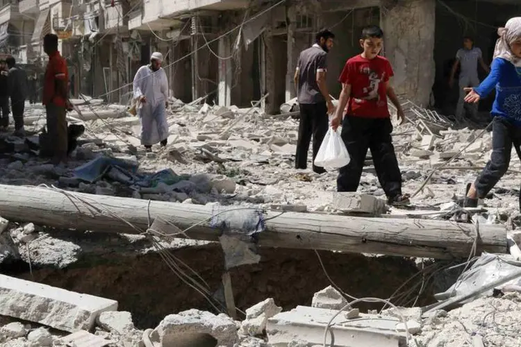 Síria: fontes disseram que as aeronaves atacaram com gases a população de Al Latmane (Hosam Katan/Reuters)
