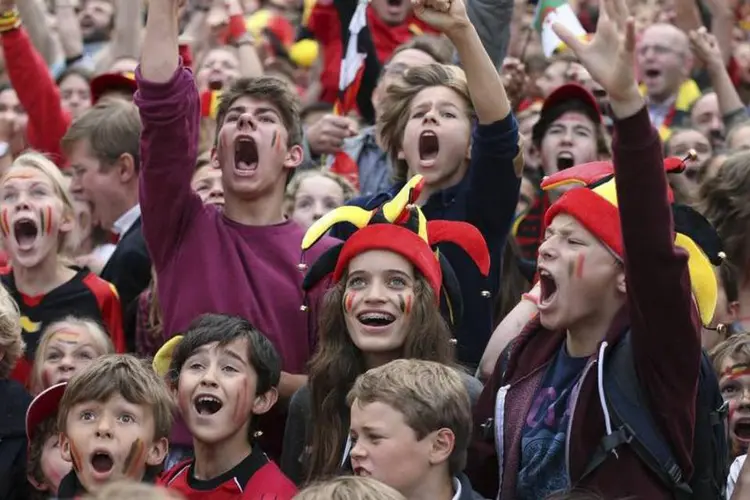Torcedores da Bélgica assistem à partida da Copa do Mundo em um telão em Bruxelas  (REUTERS/Francois Lenoir)