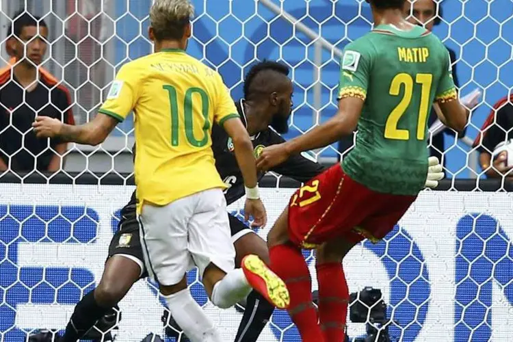 Neymar marca gol contra Camarões em jogo da Copa do Mundo, em Brasília (REUTERS/Dominic Ebenbichler)