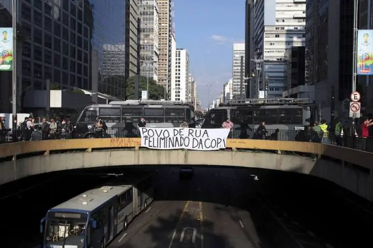 Manifestação contra a Copa na Praça do Ciclista, em São Paulo (REUTERS/ Chico Ferreira)