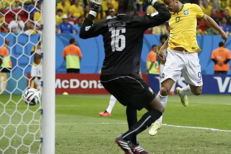 Fred marca gol contra Camarões em partida da Copa do Mundo, em Brasília (REUTERS/Ueslei Marcelino)