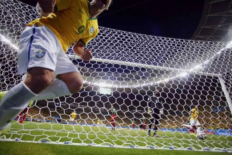 
	Fred comemora gol contra Camar&otilde;es durante a Copa do Mundo
 (REUTERS/Dominic Ebenbichler)