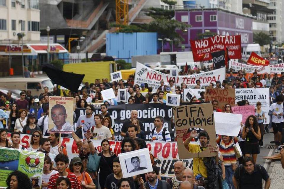 Protesto contra a Copa reúne cerca de 300 pessoas no Rio