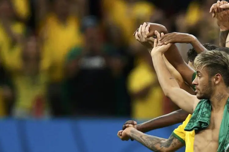 Neymar comemora vitória da seleção brasileira sobre Camarões nesta segunda-feira (REUTERS/Ueslei Marcelino)