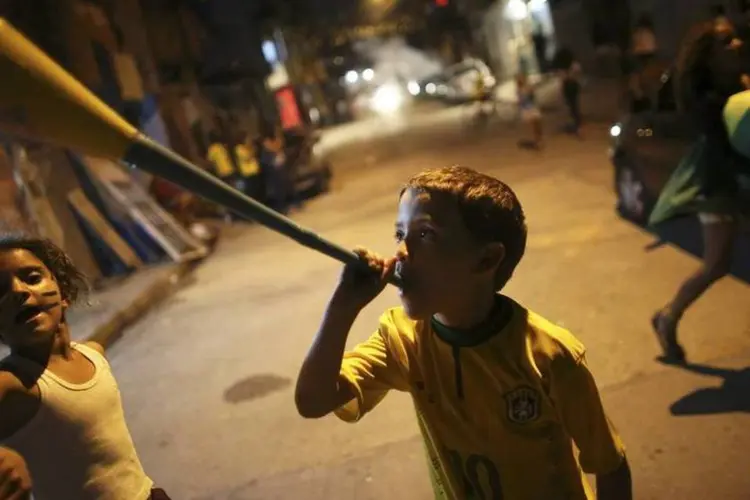 Crianças comemoram em rua de São Paulo durante jogo do Braisl (Nacho Doce/Reuters)