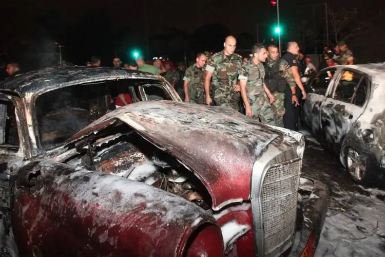 Soldados libaneses cercam local de explosão em Beirute (REUTERS/Khalil Hassan)
