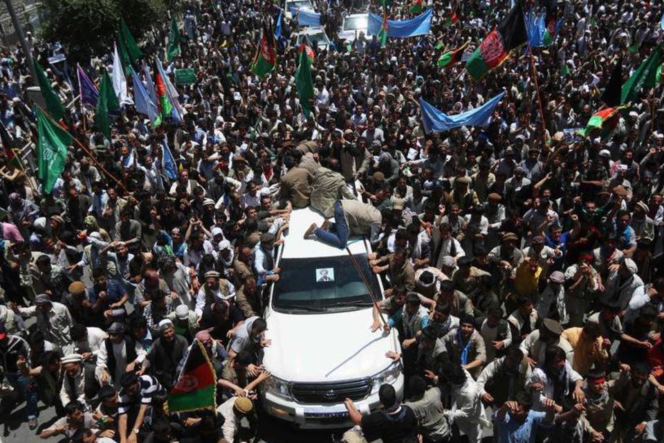 Milhares protestam no Afeganistão contra fraude em eleição