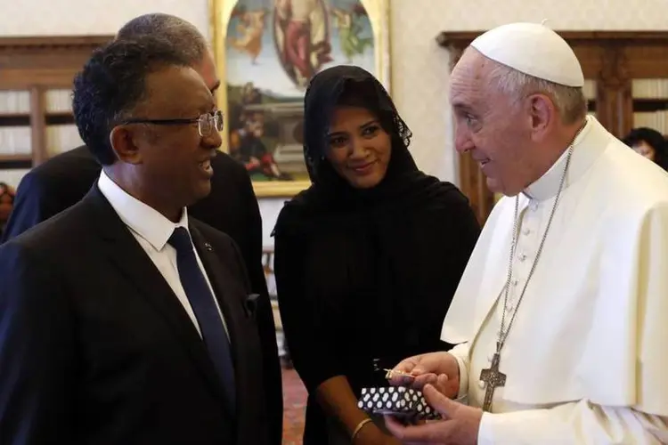 Papa Francisco se encontra com o presidente de Madagascar Hery Rajaonarimampianina e sua mulher Lalao  (REUTERS/Riccardo De Luca/Pool)