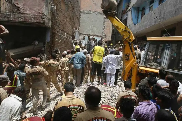 
	Desabamento na &Iacute;ndia: ainda h&aacute; pessoas presas entre os escombros
 (REUTERS/Anindito Mukherjee)