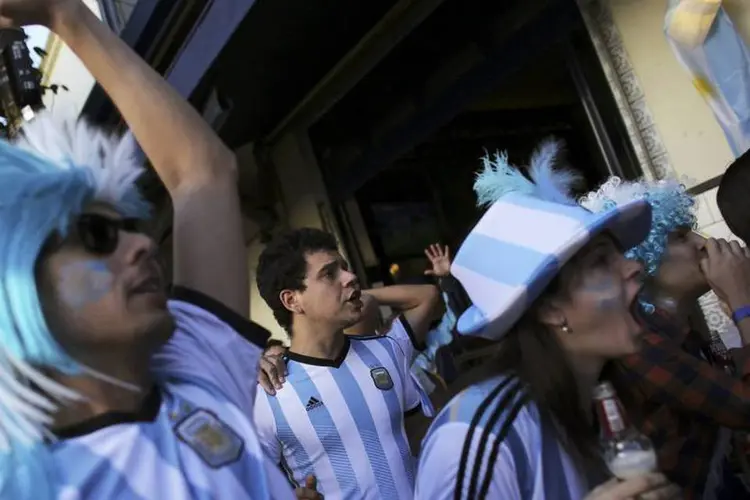 Torcedores argentinos acompanham o jogo entre Suíça e Argentina na Vila Madalena (REUTERS/Nacho Doce)