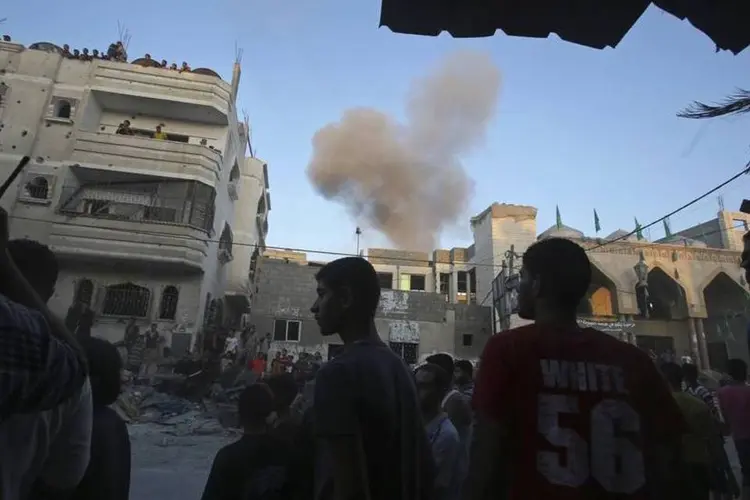 Fumaça sai de prédios (C) após ataque aéreo israelense em Gaza (REUTERS/Ibraheem Abu Mustafa)