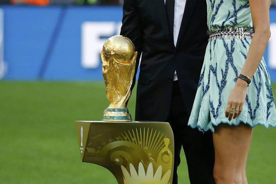 Gisele Bündchen e Puyol apresentam taça no Maracanã