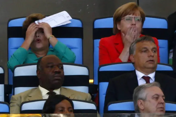 
	Dilma e a chanceler alem&atilde; Angela Merkel depois de um lance perigoso no Maracan&atilde;
 (REUTERS/Eddie Keogh)