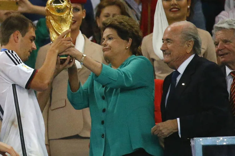 
	Dilma Rousseff entrega ta&ccedil;a para o capit&atilde;o do time alem&atilde;o Philipp Lahm
 (REUTERS/Kai Pfaffenbach)