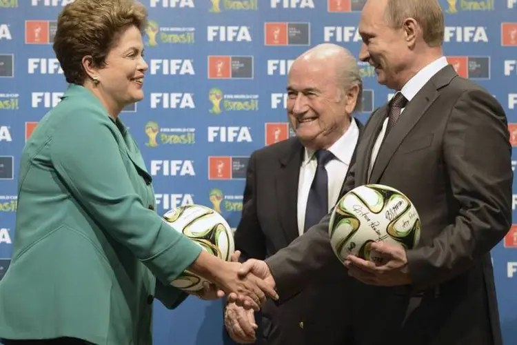 Dilma Rousseff passa simbolicamente comando da Copa o presidente da Rússia, Vladimir Putin, ao lado de Joseph Blatter (REUTERS/Alexey Nikolsky/RIA Novosti/Kremlin)