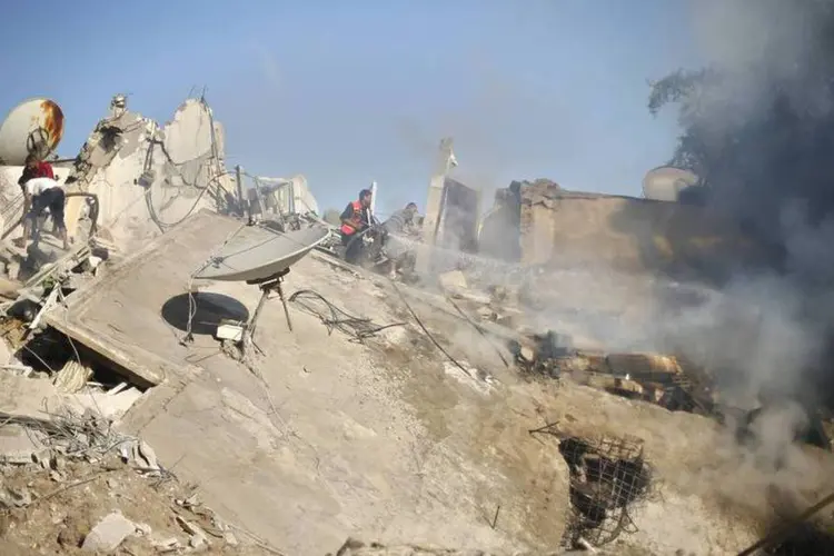 
	Bombeiro palestino apaga inc&ecirc;ndio em uma casa atingida por bombardeios a&eacute;reos de Israel
 (REUTERS/Mohammed Salem)