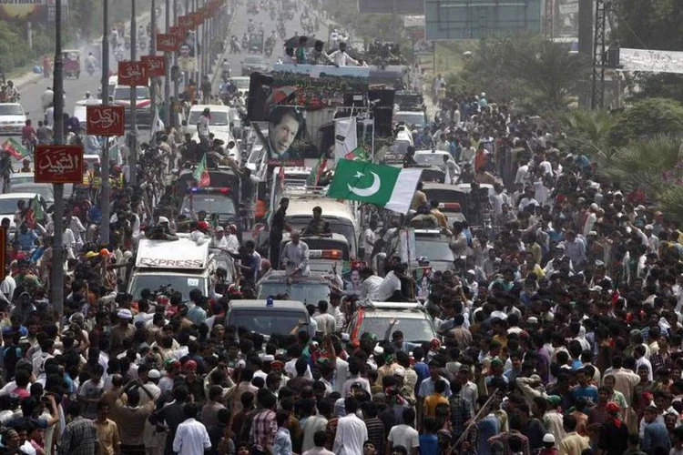 
	Apoiadores do pol&iacute;tico Imran Khan em Marcha pela Liberdade em Gujranwala, Paquist&atilde;o
 (Reuters/Akhtar Soomro)
