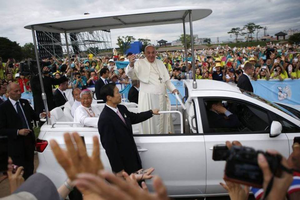 Papa Francisco faz gesto para a China em viagem a Ásia