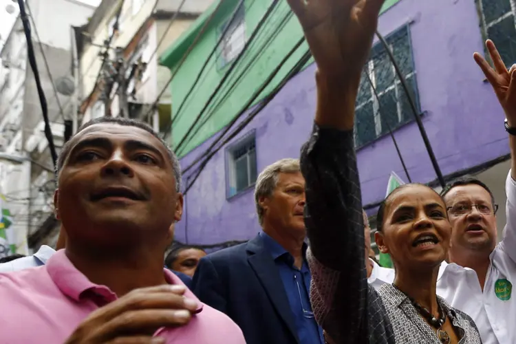 
	Marina Silva e Rom&aacute;rio durante um com&iacute;cio eleitoral na Rocinha, no Rio de Janeiro
 (Ricardo Moraes/Reuters)