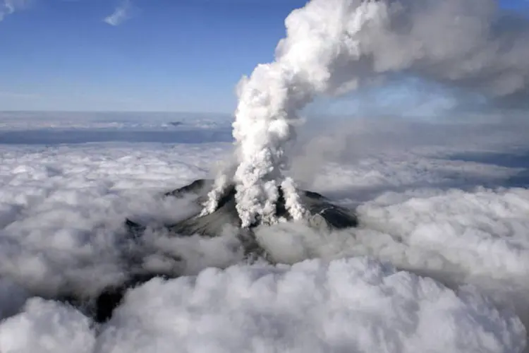 
	Monte Ontake: contagem chega a 30 feridos e um morto ap&oacute;s erup&ccedil;&atilde;o
 (REUTERS/Kyodo)