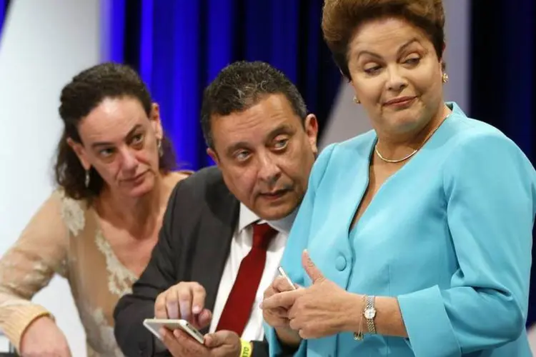 Dilma Rousseff e assessores antes de debate no SBT (REUTERS/Paulo Whitaker)