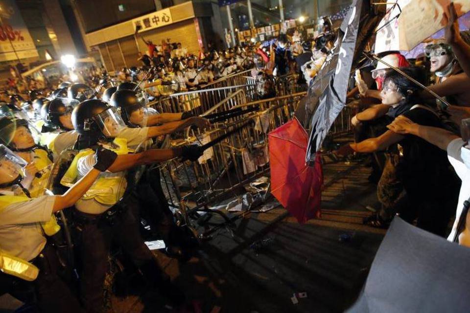 Protestos em Hong Kong viram batalha antes de negociações