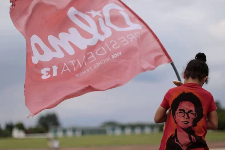 Menina vestida com camiseta com imagem de Dilma na época da Ditadura segunda bandeira com o nome da candidata do PT (REUTERS/Ueslei Marcelino)