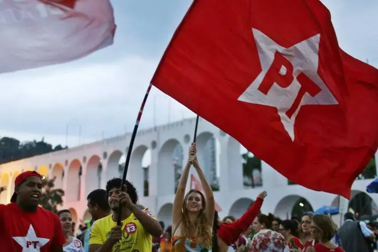 
	Apoiadores de Dilma Rousseff (PT) comemoram o resultado das elei&ccedil;&otilde;es no Rio de Janeiro
 (REUTERS/Pilar Olivares)