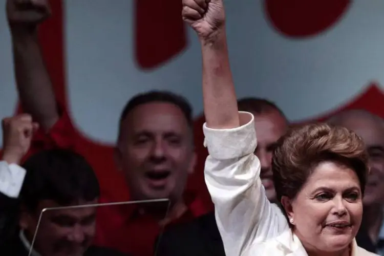 
	Dilma Rousseff comemora sua vit&oacute;ria durante um evento com militantes em Bras&iacute;lia
 (REUTERS/Ueslei Marcelino)