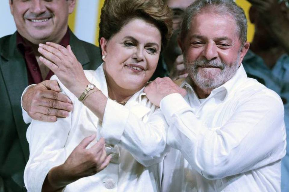 Paródias ironizam Dilma e Lula em ato em frente ao Congresso