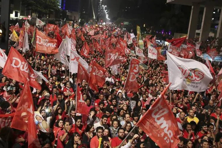 
	Apoiadores do PT comemoram a vit&oacute;ria de Dilma: sites como Twitter e Facebook t&ecirc;m atra&iacute;do cada vez mais pol&iacute;tico
 (REUTERS/Nacho Doce)