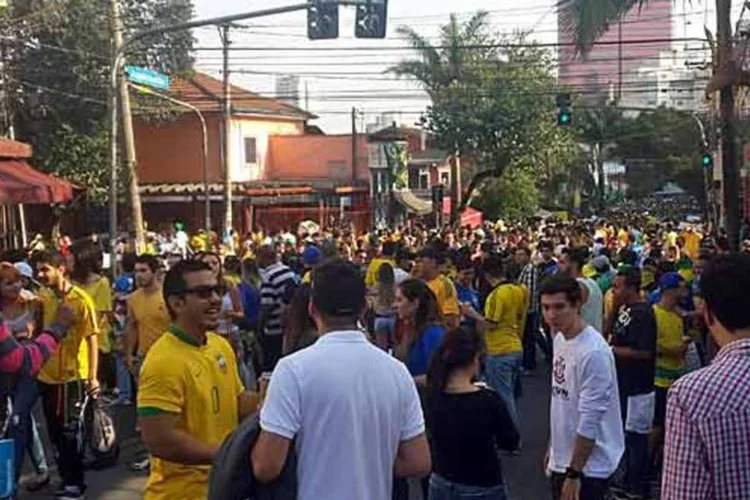 
	Torcedores na Vila Madalena: &eacute; a terceira vez que a PM usa bombas e g&aacute;s
 (Camila Lam/Exame.com)