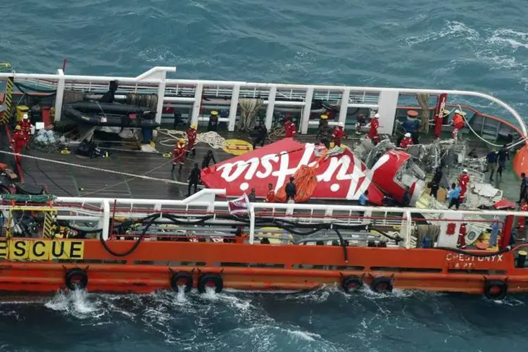 Asa do avião da AirAsia é recuperada do fundo do mar na Indonésia (REUTERS/Suharso/Pool)