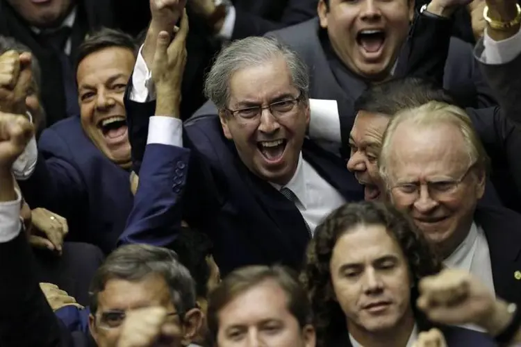 
	Eduardo Cunha comemora ap&oacute;s ser eleito o novo presidente da C&acirc;mara: parlamentares e l&iacute;deres evang&eacute;licos montaram uma rede de apoio a ele
 (REUTERS/Ueslei Marcelino)