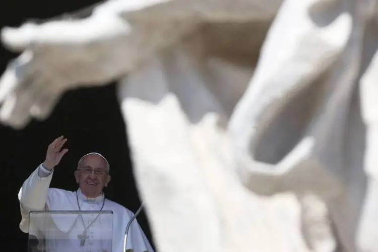 Papa Francisco acena durante sua oração do Angelus no domingo 8 de março (REUTERS/Alessandro Bianchi)