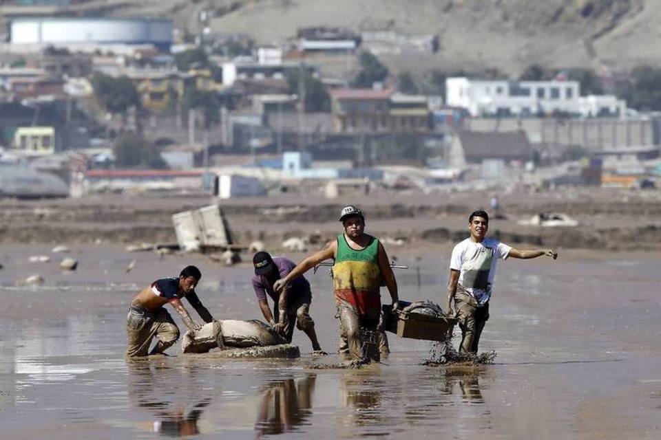 Cai para 85 número de desaparecidos em inundações no Chile