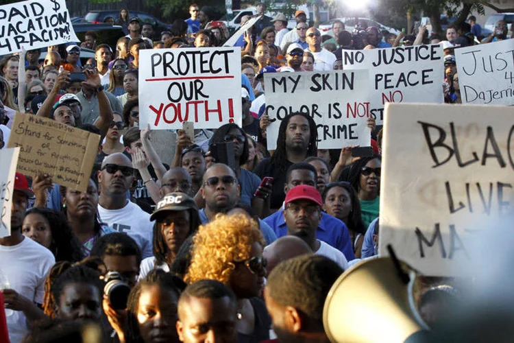 
	Protesto em McKinney: Depois de ser suspenso no domingo, o policial apontado por ter agido de forma excessiva, Eric Casebolt, decidiu renunciar
 (REUTERS/Mike Stone)
