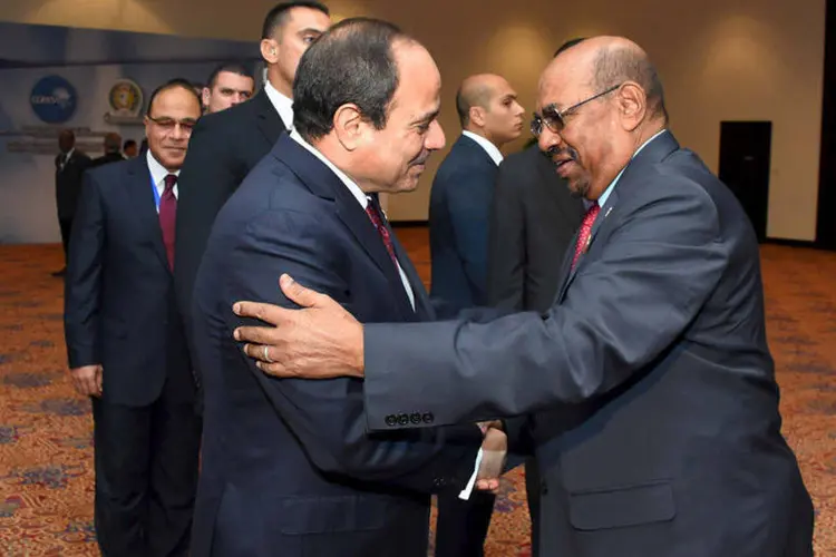 
	Presidentes do Egito (esq.) e do Sud&atilde;o apertam as m&atilde;os: o presidente do Banco Mundial considerou que o TLC permitir&aacute; &agrave; &Aacute;frica fazer enormes progressos
 (REUTERS)