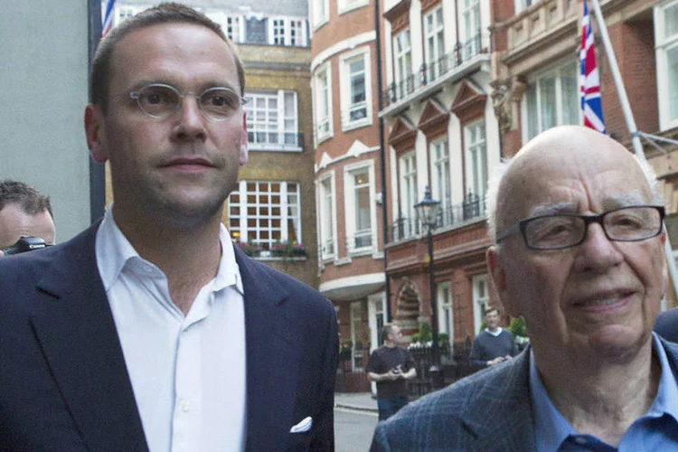 
	 James Murdoch (esq) e seu pai Rupert deixam o Stafford Hotel em Londres em 2011
 (REUTERS/Olivia Harris)