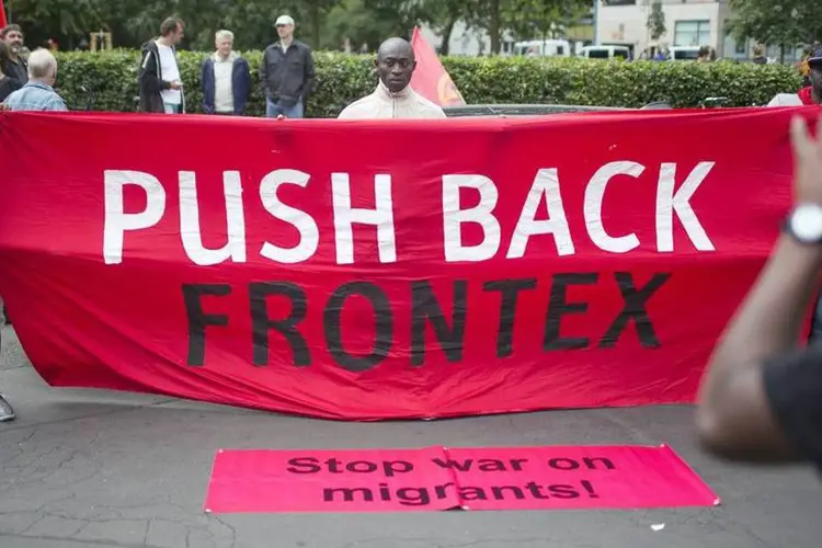 Em cartaz, manifestantes pedem o fim da guerra contra os imigrantes (REUTERS/Hannibal Hanschke)
